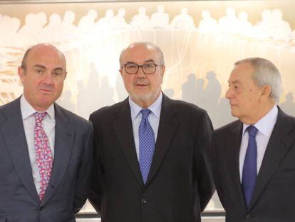De izquierda a derecha, Luis de Guindos, Pedro Solbes y Carlos Solchaga, durante su debate en EL PA&Iacute;S EN 2015.  