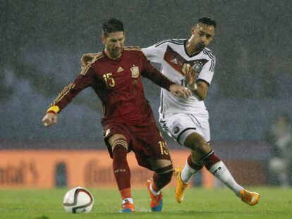 Sergio Ramos controla el bal&oacute;n ante Bellarabi. 