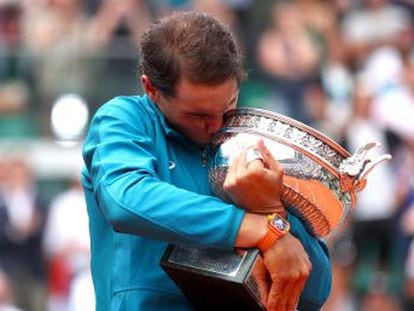 El español oprime al austriaco Thiem en la final de París (6-4, 6-3 y 6-2, en 2h 42m) y con 11 títulos en Roland Garros, su 17º de un Grand Slam, iguala el registro histórico de Margaret Court en Melbourne