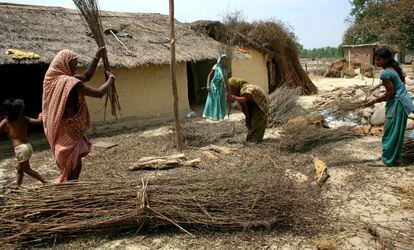 Sobre las mujeres rurales en Nepal no solo recaen las tareas del hogar como ir en busca de agua y grano a varios kilómetros de distancia. También trabajan en el campo, recogen, limpian, apilan y transportan la ramas de madera con las que luego construyen los tejados de sus hogares o venden a otros. Lo hacen desde que son niñas. No importa que sean las cuatro de la tarde y el calor sea insoportable. Tampoco que estén embarazadas o haya parido recientemente. Ellas son las que trabajan. Debido a ello, y la edad temprana a la que tienen hijos, dejan pronto la escuela, lo que explica la elevada tasa de analfabetismo femenino en el país, un 40%.