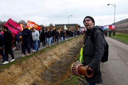 Decenas de manifestantes participan en una marcha contra el plan de reforma de pensiones del Gobierno francés en Pont-Audemer.