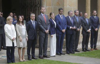 Los Reyes de España y representantes institucionales del País Vasco posan ante el Museo San Telmo antes de inaugurar la exposición 'Tratado de paz'.