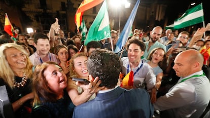 Juanma Moreno, del PP, es felicitado a las puertas de la sede del partido en Sevilla el pasado 19 de junio, tras lograr el mejor resultado de la historia del PP en Andalucía en votos y escaños.