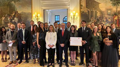 Las becadas por el Club Financiero Español, este jueves, en la Embajada de España en Londres