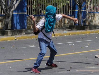 Estudiantes chocan con la Policía en Managua.