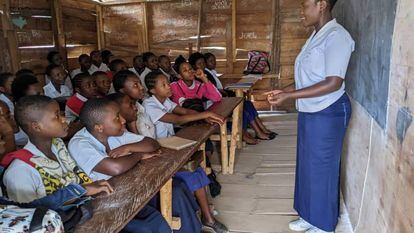 Thérèse Cito dirige un encuentro del Club Maisha, en la escuela de secundaria La Lune, en la comunidad de Bagira de la ciudad de Bukavu, en el este de la República Democrática del Congo, el 27 de febrero.