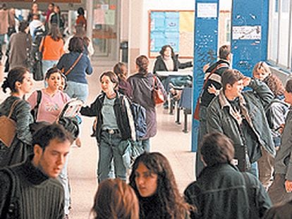 Jóvenes universitarios en la Facultad de Filosofía de la Autónoma de Madrid.