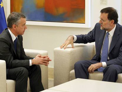 Rajoy conversa en La Moncloa con Urkullu, en 2012.