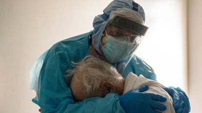 Un médico abraza a un paciente en la unidad de cuidados intensivos de covid-19 en el United Memorial Medical Center en Texas, Estados Unidos.