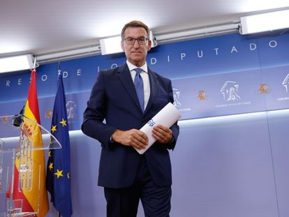 El líder del PP, Alberto Núñez Feijóo, al acabar la rueda de prensa ofrecida en el Congreso después de reunirse con el presidente del Gobierno en funciones, Pedro Sánchez, el miércoles.