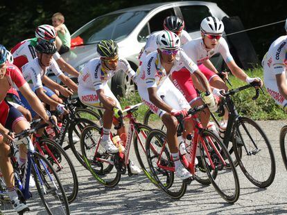Egan Bernal, en el centro, y, a su rueda, Daniel Martínez en el Tour del Porvenir de 2017.