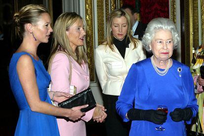 En 2004 se reunió, juto a J. K. Rowling con la reina de Inglaterra en un encuentro femenino.