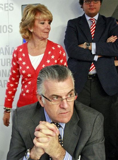 Luis Bárcenas y a su espalda, Esperanza Aguirre.