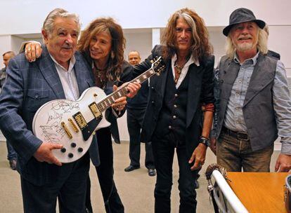 Jos&eacute; Mujica posa junto a la banda estadounidense Aerosmith.