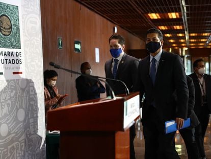 El gobernador de Tamaulipas, Francisco García Cabeza de Vaca (derecha), en la Cámara de Diputados el miércoles.