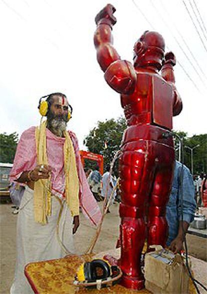 Un <i>robot astrólogo</i> lee el porvenir a un hombre santo hindú durante la celebración del <i>Kumbh Mela</i>.