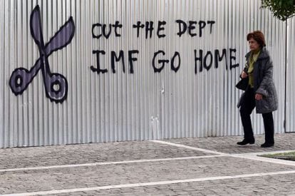 Pintada en una calle de Atenas contra el FMI y a favor de reducir la deuda. 