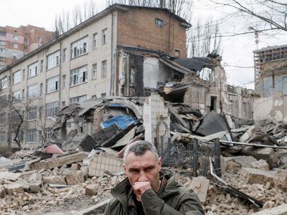 El alcalde de Kiev, Vitali Klitschko, visitaba este lunes uno de los edificios alcanzados por el bombardeo ruso sobre la capital ucrania.