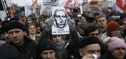 Un manifestante sostiene un cartel con el retrato de Putin y la leyenda "hemos tomado diferentes caminos", durante la protesta en Moscú.