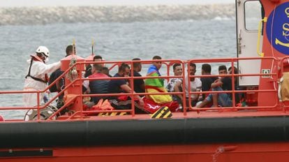 Salvamento Mar&iacute;timo rescata de una patera a un grupo de migrantes, en Almer&iacute;a. 