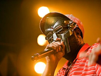 MF Doom durante una actuación en Dinamarca en 2010.