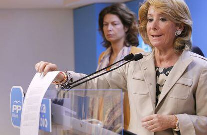 La presidenta madrileña, Esperanza Aguirre (dcha), junto a la consejera de Educación, Lucía Figar, muestra la carta que envió a los profesores.