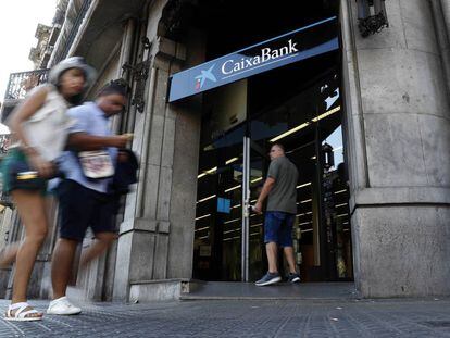 Una oficina de Caixabank en la Gan Via de les Corts Catalanes, Barcelona.