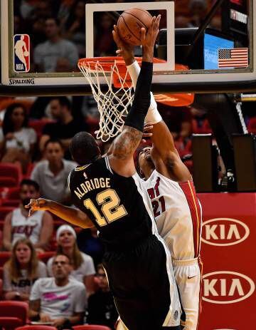 Tapón de Whiteside a Aldridge.