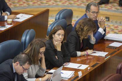 En el centro, Elena Gonz&aacute;lez-Mo&ntilde;ux. A la derecha, el portavoz Enrique Ossorio. 