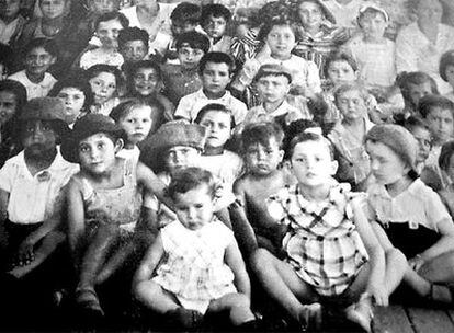 Niños del barco que llegó a Chile con 2.500 exiliados republicanos.