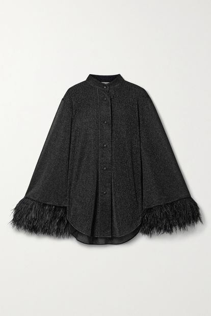 La silueta oversize de esta camisa de lurex de Oséree y las plumas de sus mangas la convertirán en una de las prendas con más clase de tu armario.

400€