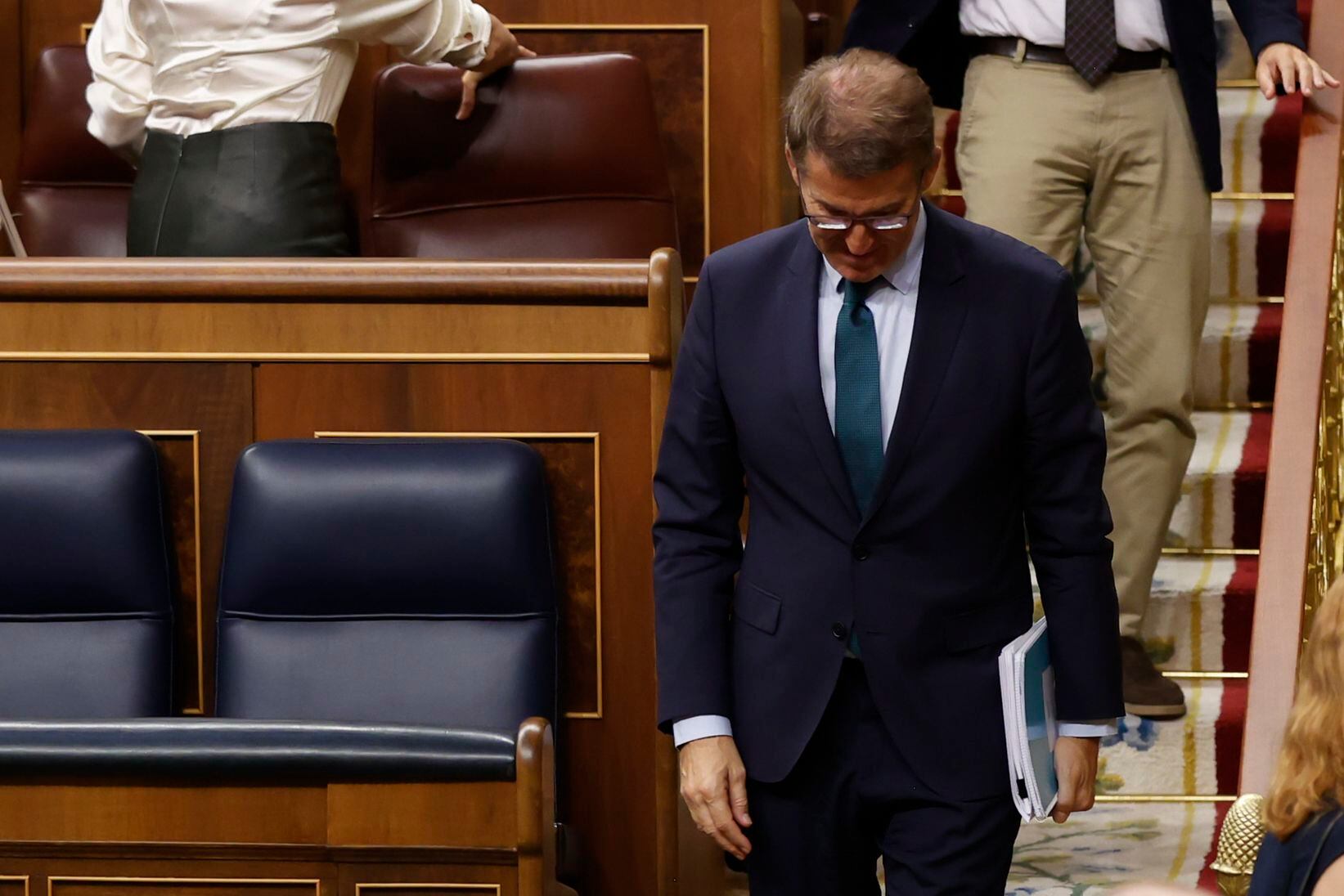 -EDICIÓN ALTERNATIVA-MADRID, 29/09/2023.- El líder del Partido Popular y candidato presidencial, Alberto Núñez Feijóo abandona el hemiciclo tras la segunda votación de su investidura, este viernes en el Congreso. Feijóo ha perdido hoy la segunda y última de sus opciones para convertirse en presidente del Gobierno español, tal y como estaba previsto, ya que afrontaba su investidura sin haber conseguido los suficientes apoyos. EFE/Juan Carlos Hidalgo
