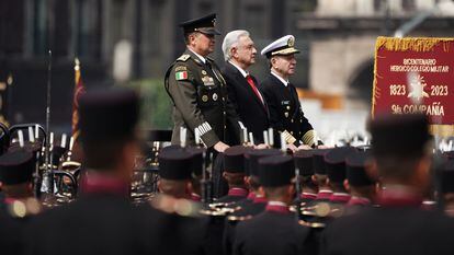 El presidente López Obrador acompañado del secretario de la Defensa Nacional, Crescencio Sandoval y el Almirante José Rafael Ojeda secretario de Marina.