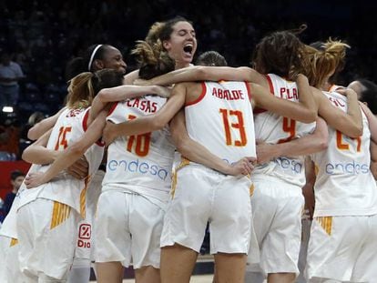 La selección española femenina de baloncesto celebra su victoria en la final del Eurobasket 2019.