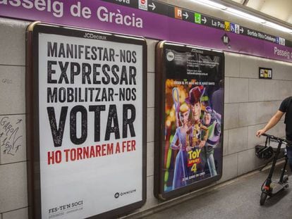 Un dels cartells de la campanya, a l'estació de Passeig de Gràcia de la L2.