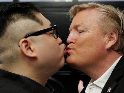 Los imitadores de Kim Jong-Un y Donald Trump se besan en Hanói.