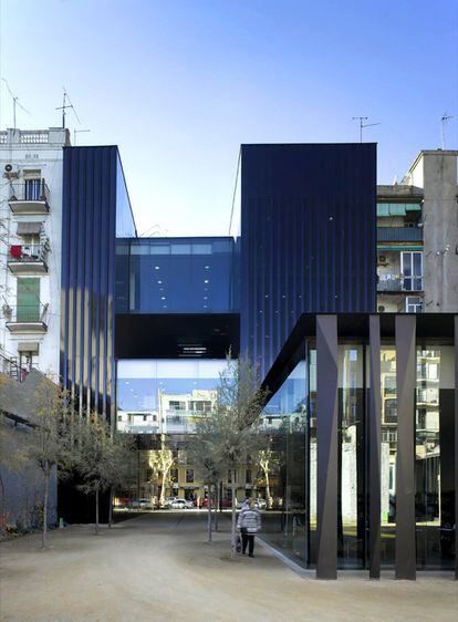Biblioteca Sant Antoni-Joan Oliver, centre de dia i jardins Càndida Pérez (Barcelona, 2007). Una de les primeres intervencions fora de la seva comarca va barrejar un centre de dia amb un jardí públic i una biblioteca.
