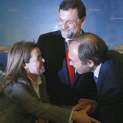 Soraya Saénz de Santamaría y Pío García Escudero se felicitan junto a Rajoy por ser propuestos como portavoces de Congreso y Senado respectivamente