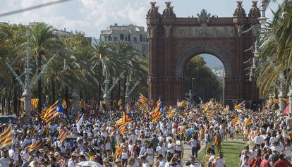 Els manifestants arriben a l'Arc de Triomf de Barcelona poc abans que arrenqui la concentració.