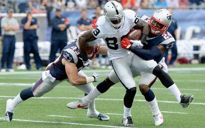 Un partido entre los Raiders y Patriots de temporada regular.