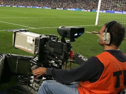 Un cámara de televisión emite un partido de fútbol en el Camp Nou.
