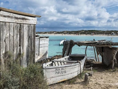 Una barca en un embarcadero de la playa de Ses Illetes, en la isla de Formentera.