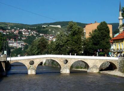 Vista del Puente Latino de Sarajevo, escenario del asesinato del archiduque Francisco Fernando, detonante de la Primera Guerra Mundial