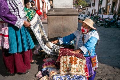 Una vendedora de artesanía mazahua muestra sus productos en Valle de Bravo, México.