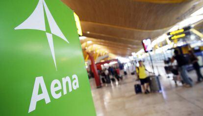 Cartel de AENA en la T- 4 del aeropuerto Adolfo Su&aacute;rez Madrid Barajas. 
