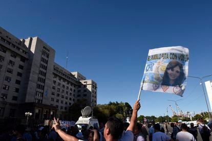 Manifestantes kirchneristas se concentran este martes frente a los tribunales federales de Comodoro Py, para aguardar la lectura del fallo contra vicepresidenta, Cristina Fernández de Kirchner, en Buenos Aires.