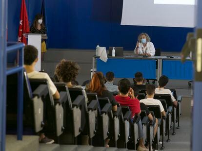 Los alumnos de primero de Matemáticas de la Universidad Autónoma de Madrid asisten a una charla de presentación este lunes.