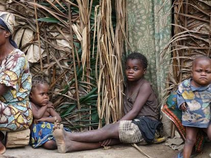 Una familia de indígenas baka de la zona del Área Protegida del Messok-Dja, en República del Congo.