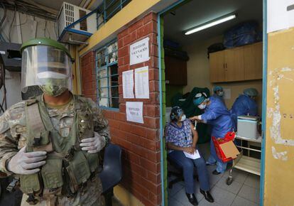 Un oficial del Ejército peruano vigila un centro de vacunación en Lima, este 9 de febrero.