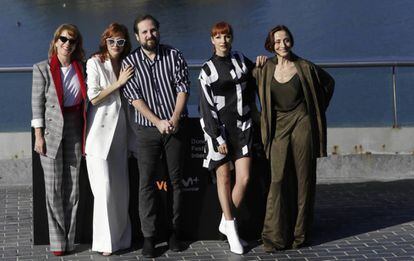 Desde la izquierda, Eva Llorach, Natalia de Molina, Carlos Vermut, Najwa Nimri y Carme Elías, en la presentación de 'Quién te cantará'.